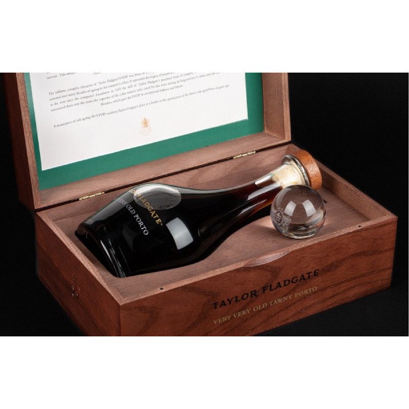 Taylor's Sehr, sehr alter Portwein - Tiefes Kastanienbraun Taylor's Sehr, sehr alter Portwein - Tiefes Kastanienbraun